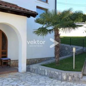 Poljane, samostojeća kuća s bazenom, pogled na more