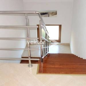 Poljane, samostojeća kuća s bazenom, pogled na more