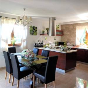 Poljane, samostojeća kuća s bazenom, pogled na more