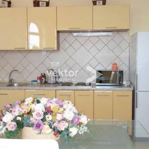 Poljane, samostojeća kuća s bazenom, pogled na more