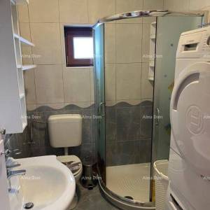 Poreč – Dekumanova ulica, pješačka zona. Prostrani i potpuno opremljeni stan na odličnoj lokaciji!