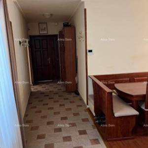 Poreč – Dekumanova ulica, pješačka zona. Prostrani i potpuno opremljeni stan na odličnoj lokaciji!