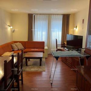 Poreč – Dekumanova ulica, pješačka zona. Prostrani i potpuno opremljeni stan na odličnoj lokaciji!