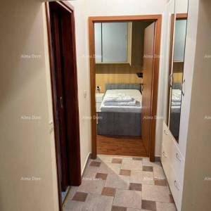 Poreč – Dekumanova ulica, pješačka zona. Prostrani i potpuno opremljeni stan na odličnoj lokaciji!