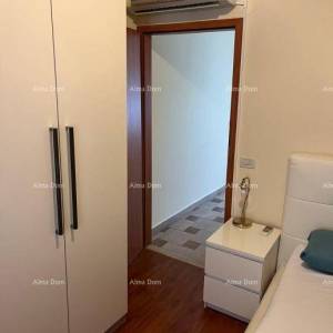 Poreč – Dekumanova ulica, pješačka zona. Prostrani i potpuno opremljeni stan na odličnoj lokaciji!