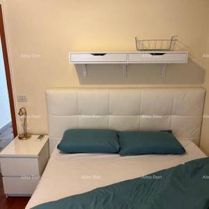 Poreč – Dekumanova ulica, pješačka zona. Prostrani i potpuno opremljeni stan na odličnoj lokaciji!