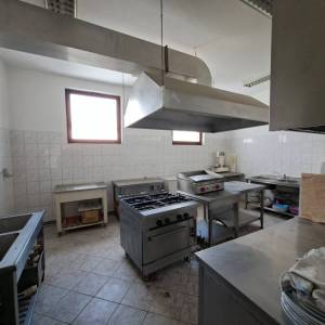 POSL. PRILIKA: POSLOVNA ZGRADA UGOSTITELJSKE NAMJENE-RESTORAN U TUŠILOVIĆU + sobe za iznajmljivanje