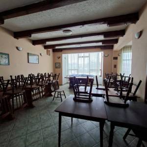 POSL. PRILIKA: POSLOVNA ZGRADA UGOSTITELJSKE NAMJENE-RESTORAN U TUŠILOVIĆU + sobe za iznajmljivanje