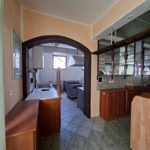 POSL. PRILIKA: POSLOVNA ZGRADA UGOSTITELJSKE NAMJENE-RESTORAN U TUŠILOVIĆU + sobe za iznajmljivanje