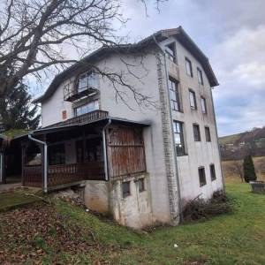 POSL. PRILIKA: POSLOVNA ZGRADA UGOSTITELJSKE NAMJENE-RESTORAN U TUŠILOVIĆU + sobe za iznajmljivanje