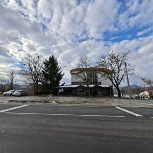 POSL. PRILIKA: POSLOVNA ZGRADA UGOSTITELJSKE NAMJENE-RESTORAN U TUŠILOVIĆU + sobe za iznajmljivanje