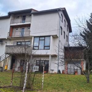 POSL. PRILIKA: POSLOVNA ZGRADA UGOSTITELJSKE NAMJENE-RESTORAN U TUŠILOVIĆU + sobe za iznajmljivanje