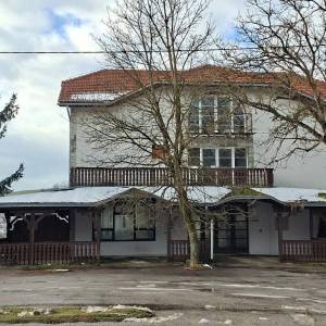 POSL. PRILIKA: POSLOVNA ZGRADA UGOSTITELJSKE NAMJENE-RESTORAN U TUŠILOVIĆU + sobe za iznajmljivanje