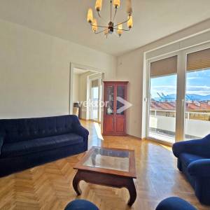 Potok, adaptiran četverosoban stan s garažom