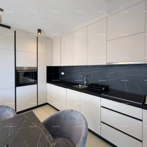 Predivan stan u Medulinu sa bazenom i garažom. 500 metara do plaže.