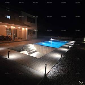 Prekrasna kuća s bazenom i vrtom blizu Labina