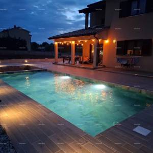 Prekrasna kuća s bazenom i vrtom blizu Labina