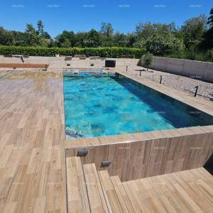 Prekrasna kuća s bazenom i vrtom blizu Labina