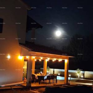 Prekrasna kuća s bazenom i vrtom blizu Labina