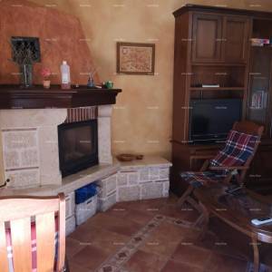 Prekrasna kuća s velikim bazenom. BLIZINA KAŠTELIRA.