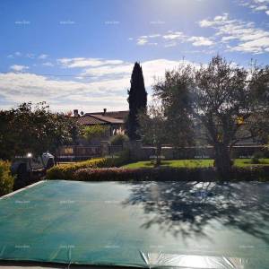 Prekrasna kuća s velikim bazenom. BLIZINA KAŠTELIRA.