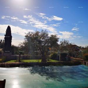 Prekrasna kuća s velikim bazenom. BLIZINA KAŠTELIRA.