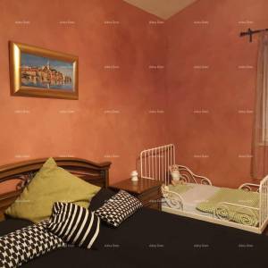 Prekrasna kuća s velikim bazenom. BLIZINA KAŠTELIRA.