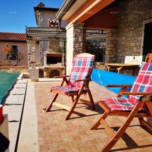 Prekrasna kuća s velikim bazenom. BLIZINA KAŠTELIRA.