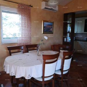 Prekrasna kuća s velikim bazenom. BLIZINA KAŠTELIRA.