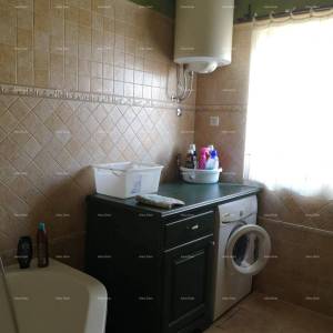 Prekrasna kuća s velikim bazenom. BLIZINA KAŠTELIRA.