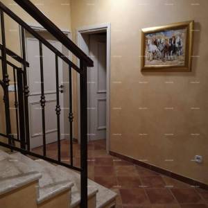 Prekrasna kuća s velikim bazenom. BLIZINA KAŠTELIRA.