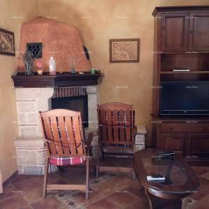 Prekrasna kuća s velikim bazenom. BLIZINA KAŠTELIRA.