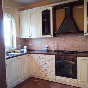 Prekrasna kuća s velikim bazenom. BLIZINA KAŠTELIRA.