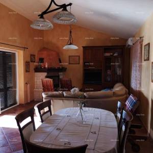 Prekrasna kuća s velikim bazenom. BLIZINA KAŠTELIRA.