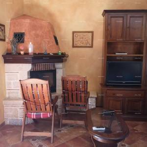 Prekrasna kuća s velikim bazenom. BLIZINA KAŠTELIRA.