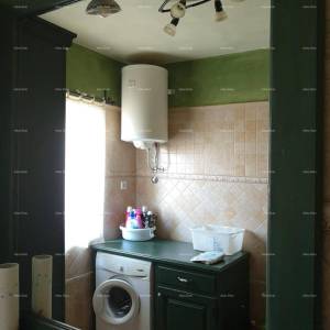 Prekrasna kuća s velikim bazenom. BLIZINA KAŠTELIRA.