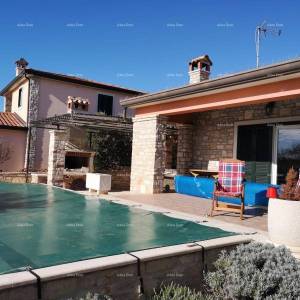 Prekrasna kuća s velikim bazenom. BLIZINA KAŠTELIRA.