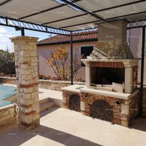 Prekrasna kuća s velikim bazenom. BLIZINA KAŠTELIRA.