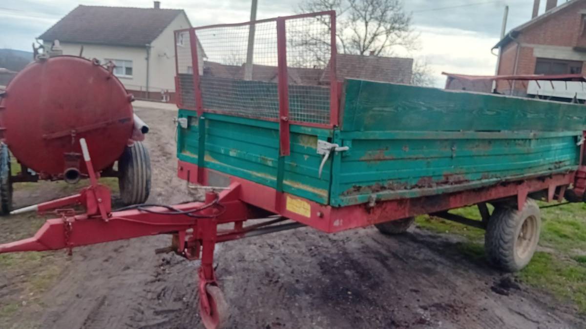 Prikolica ta stajski gnoj