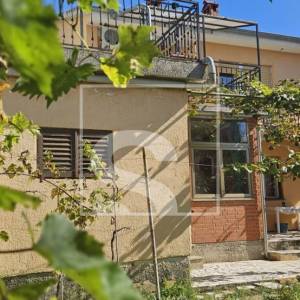 Prilika! Kuća s 3 stana i pogledom na more