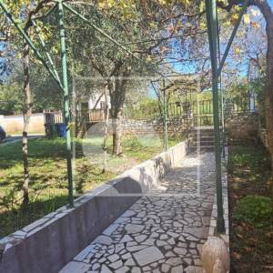 Prilika! Kuća s 3 stana i pogledom na more