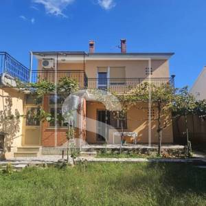 Prilika! Kuća s 3 stana i pogledom na more