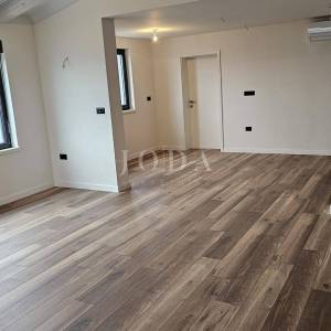 PRILIKA!!POPUST!Prekrasna stancija na prostranoj okućnici,GRAČIŠĆE