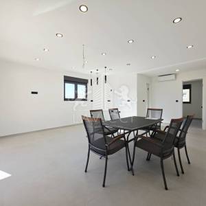 Prizemni apartman s vrtom na Viru | 300 m od mora