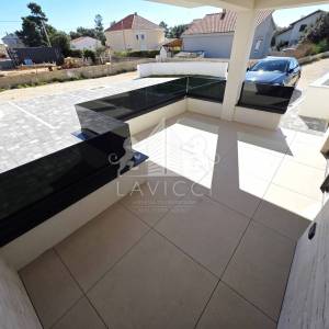 Prizemni apartman s vrtom na Viru | 300 m od mora