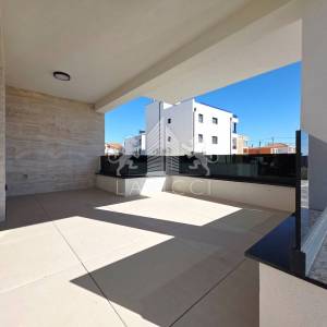 Prizemni apartman s vrtom na Viru | 300 m od mora