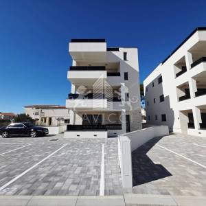 Prizemni apartman s vrtom na Viru | 300 m od mora