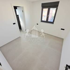 Prizemni apartman s vrtom na Viru | 300 m od mora