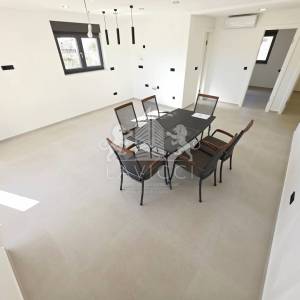 Prizemni apartman s vrtom na Viru | 300 m od mora