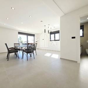 Prizemni apartman s vrtom na Viru | 300 m od mora